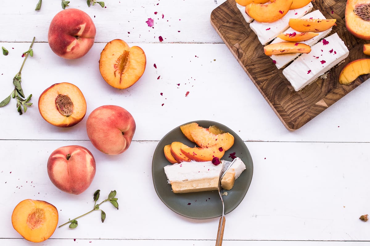 Simple Vegan Cheesecake with Fresh Peaches