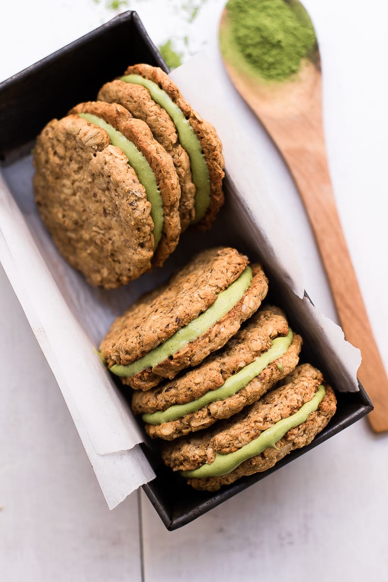 Healthy Matcha Filled Oatmeal Cream Pies (gluten-free & refined sugar-free)