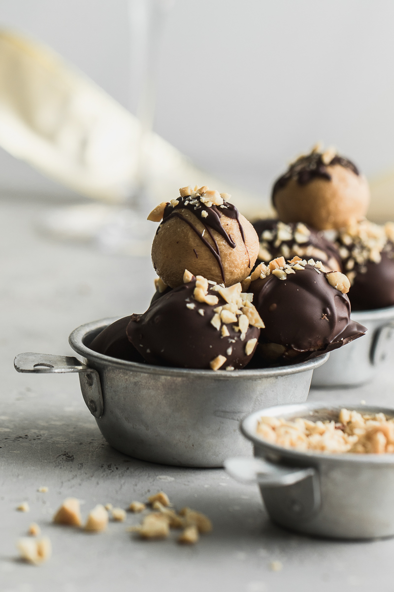 Keto and low carb peanut butter truffles. 