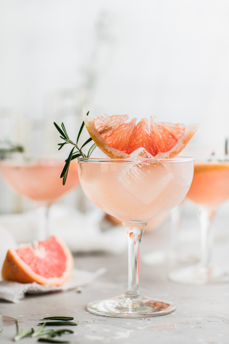 grapefruit lemonade sparklers in champagne glass with grapefruit slice. Grapefruit recipes.