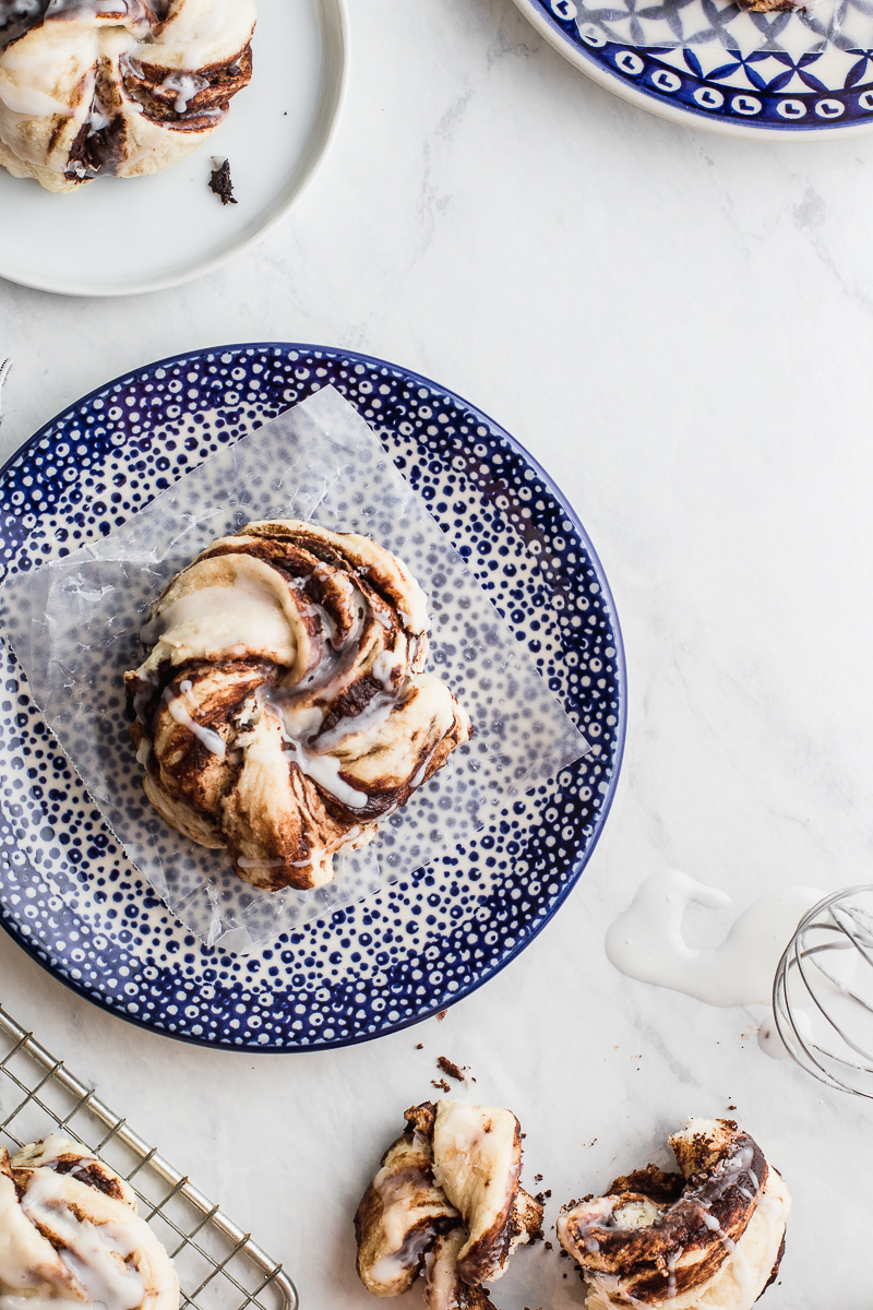 cinnamon bun on blue plate