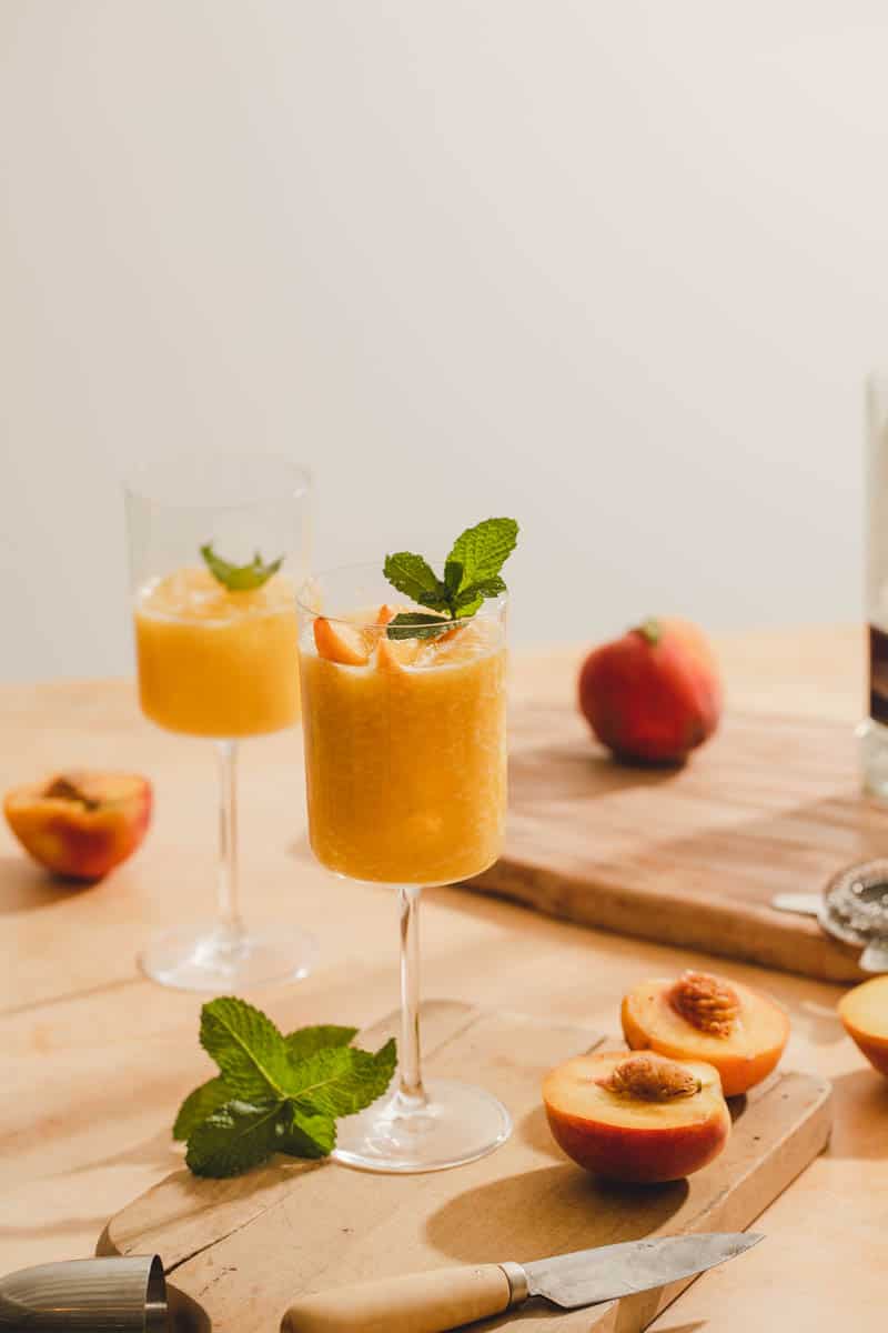 Easy summer cocktail recipe. Fresh peach margarita.