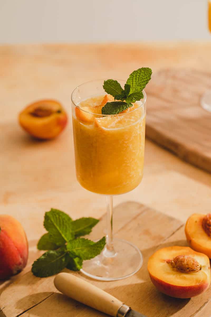 Easy summer cocktail recipe. Fresh peach margarita.